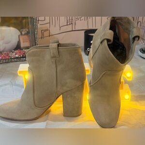 GUC👁️👀Laurence Dacade
Tan Suede Ankle Boots